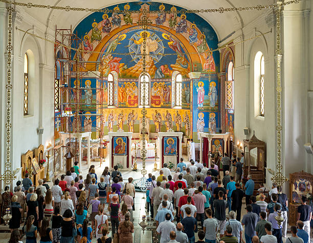 domenica massa in chiesa ortodossa-trebinje, bosnia-erzegovina - trebinje foto e immagini stock