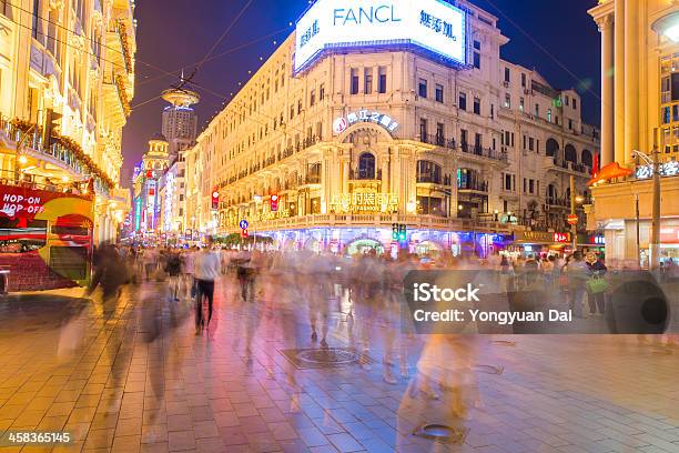 Touristen An Der Nanjing Road Stockfoto und mehr Bilder von Architektur - Architektur, Asiatische Kultur, Asiatischer und Indischer Abstammung