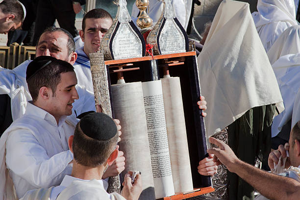 Gruppo religioso uomo leggere la Torah di Pasqua ebraica - foto stock