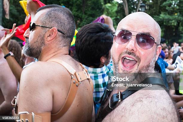 Partecipanti Alla Parata Gay Pride Di Madrid - Fotografie stock e altre immagini di Adulto - Adulto, Composizione orizzontale, Coraggio