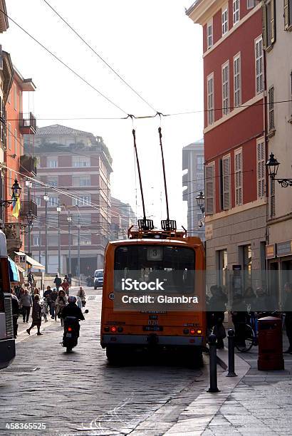 Camminare Intorno A Parma - Fotografie stock e altre immagini di Ambientazione esterna - Ambientazione esterna, Autobus, Autunno