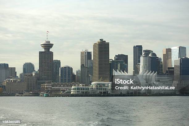 El Centro De La Ciudad De Vancouver Y Al Río En Burrand Entrada Canadá En Otoño Foto de stock y más banco de imágenes de Aire libre