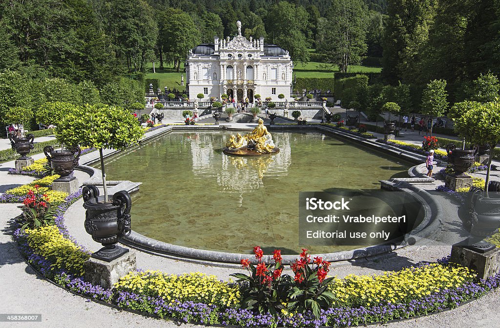 Castelo de Linderhof com lago, Bavária, Alemanha - Foto de stock de Castelo de Linderhof royalty-free