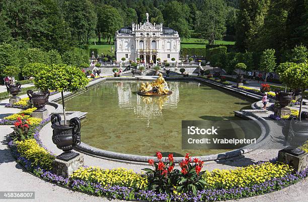 Castelo De Linderhof Com Lago Baviera Alemanha - Fotografias de stock e mais imagens de Castelo de Linderhof - Castelo de Linderhof, Alemanha, Ao Ar Livre