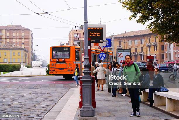 Camminare Intorno A Parma - Fotografie stock e altre immagini di 40° anniversario - 40° anniversario, Adulto, Ambientazione esterna