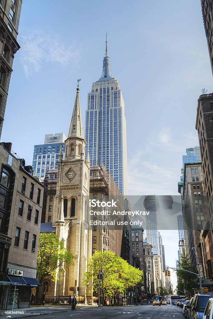 La Chiesa di marmo in stile college e l'Empire State building di Manhat - Foto stock royalty-free di Ambientazione esterna