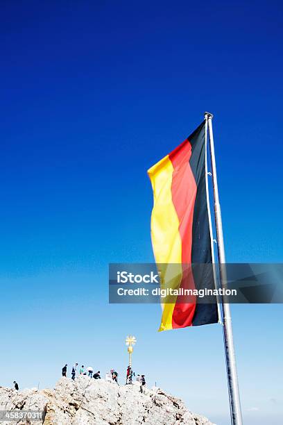 Persone Sulla Cima Della Montagna Zupgspitze In Germania - Fotografie stock e altre immagini di Adulto