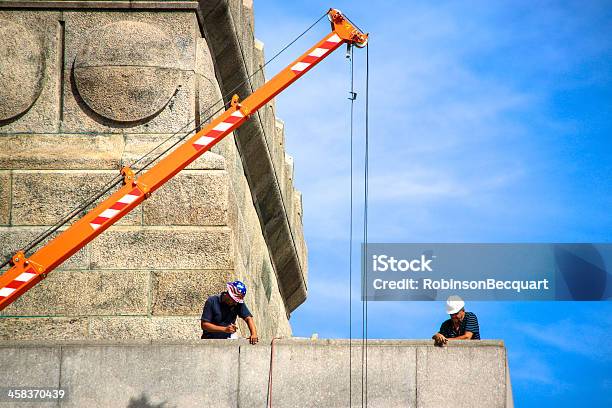 Constructores En La Estatua De La Libertad Ciudad De Nueva York Foto de stock y más banco de imágenes de Aire libre