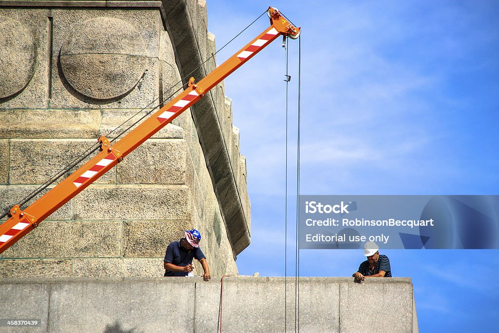 Costruttori con la Statua della Libertà, New York - Foto stock royalty-free di Ambientazione esterna