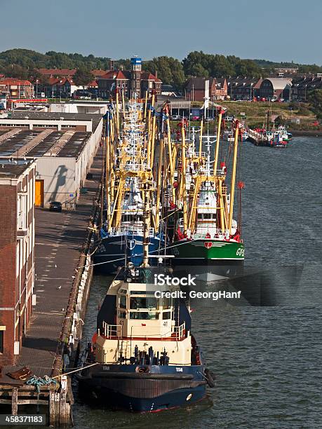 Foto de Frota De Pesca De Ijmuiden e mais fotos de stock de Barco de Pesca de Camarões - Barco de Pesca de Camarões, Caos, Comboio