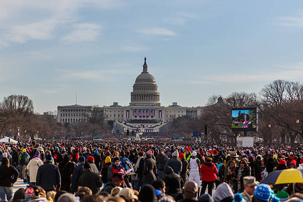 gli spettatori osservare 2013 inaugurazione presidenziale di barack obama - inauguration into office washington dc barack obama capitol building foto e immagini stock