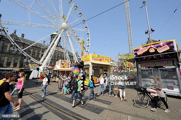 Widok Z Karnawału W Placu Dam Amsterdam - zdjęcia stockowe i więcej obrazów Duża grupa ludzi - Duża grupa ludzi, Ludzie, Plac