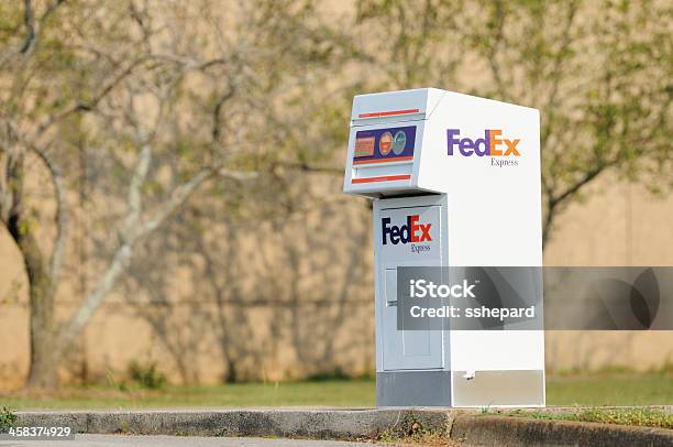 Fedex Express Cassetta Con Spazio Copia - Fotografie stock e altre immagini di Federal Express - Federal Express, Consegnare, Affari