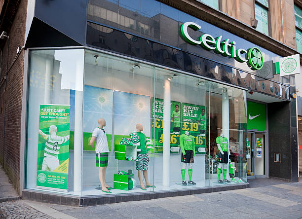 merchandising acheter pour le club de football au celtic glasgow - celtic fc photos et images de collection