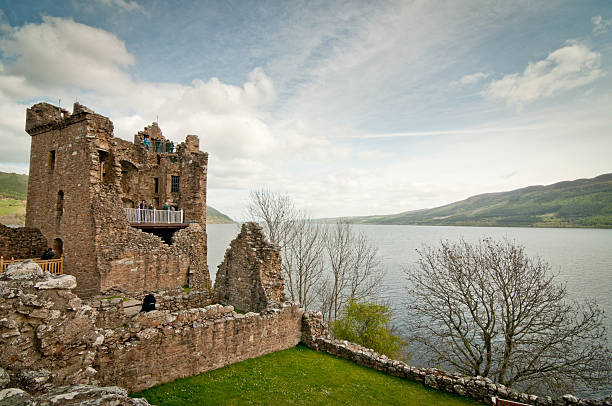 château d'urquhart et loch ness - loch ness scotland castle urquhart castle photos et images de collection