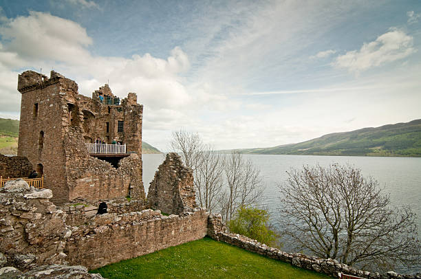 del castello di urquhart e loch ness - scotland castle loch ness urquhart castle foto e immagini stock