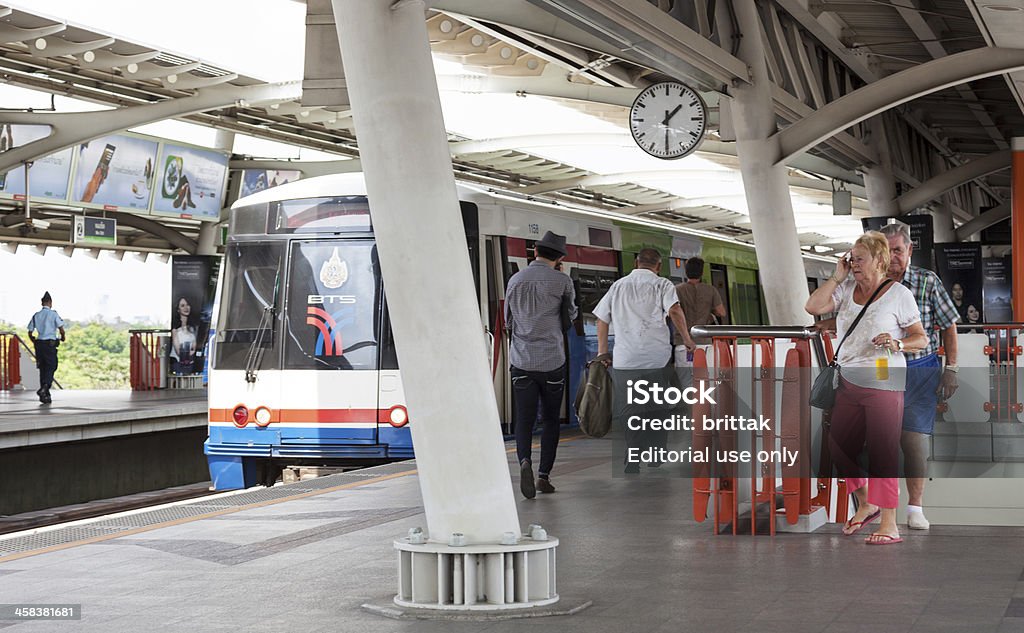 station de métro aérien Skytrain de Bangkok avec transpirer les touristes. - Photo de Bangkok libre de droits