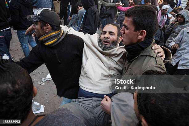 이집트어 자선단체에서 남자 도움을 받는 Tahrir Square 2011년에 대한 스톡 사진 및 기타 이미지 - 2011년, Arab Spring, 군대