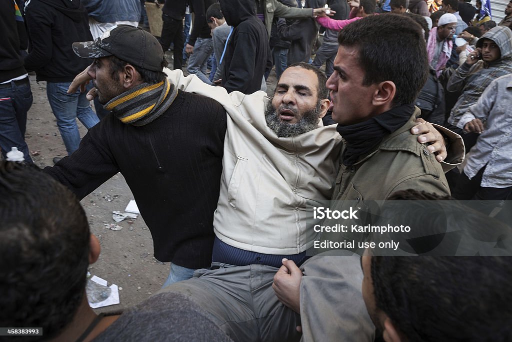 Egyptian feridos homem fica ajudar na Praça Tahrir - Foto de stock de 2011 royalty-free