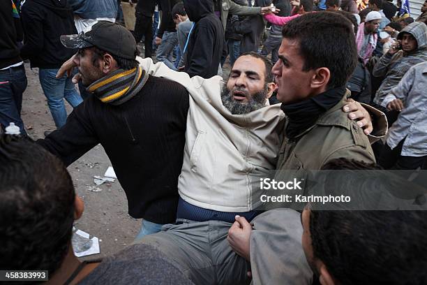 Foto de Egyptian Feridos Homem Fica Ajudar Na Praça Tahrir e mais fotos de stock de 2011 - 2011, Adulto, Arab Spring