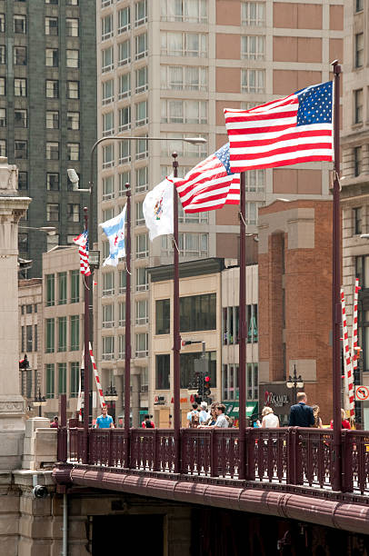 puente de la avenida michigan - american flag architectural feature architecture chicago fotografías e imágenes de stock