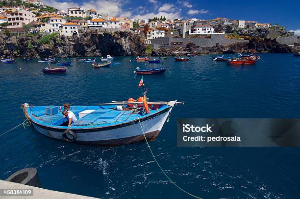 Foto de Porto De Pesca e mais fotos de stock de Baía - Baía, Cidade pequena, Colina