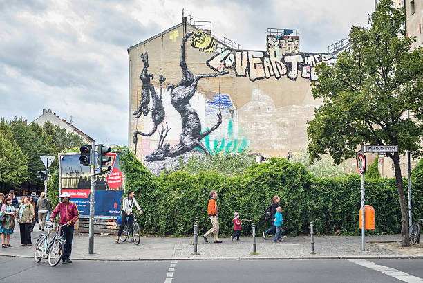 aqui é kreuzberg! - kreuzberg imagens e fotografias de stock