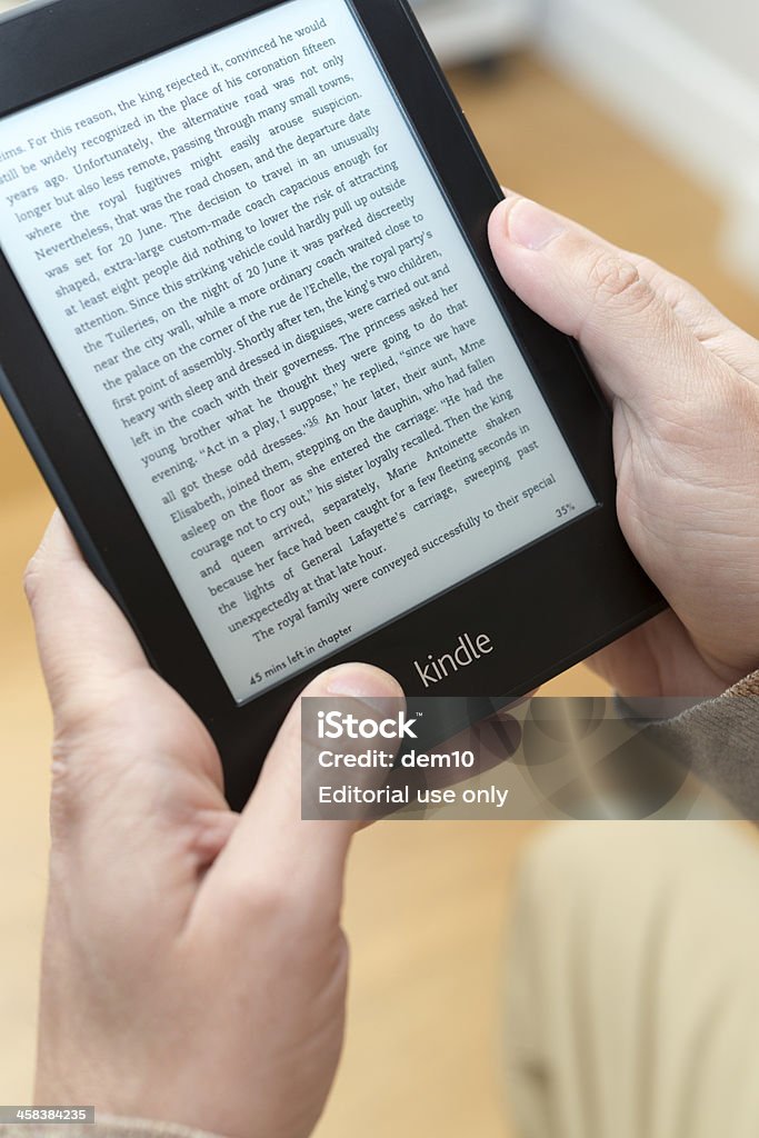 Libro de lectura con kindle - Foto de stock de Lector de libros electrónicos libre de derechos