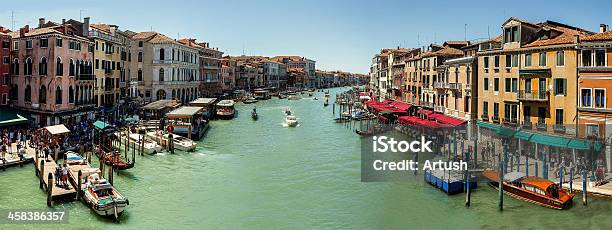 Lote De Tráfico En El Grand Canal Foto de stock y más banco de imágenes de Agua - Agua, Aire libre, Arquitectura