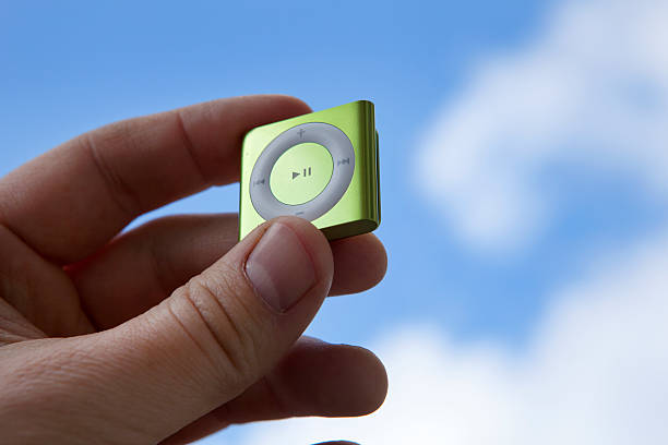 apple ipod shuffle de cuarta generación - ipod shuffle fotografías e imágenes de stock