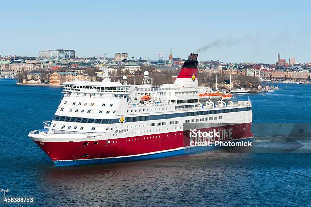 Foto de Giant Ferry No Porto De Estocolmo e mais fotos de stock de Barco de passageiros - Barco de passageiros, Capitais internacionais, Cidade