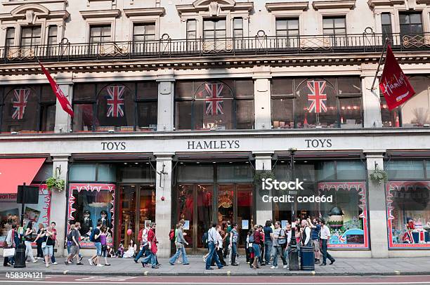 Photo libre de droit de Hamleys Toy Store À Regent Street À Londres banque d'images et plus d'images libres de droit de Boutique de souvenirs - Boutique de souvenirs, Capitales internationales, Commerce