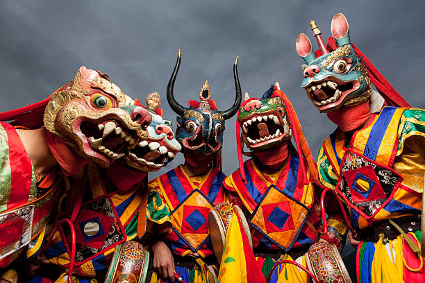 Masken bhutanischen Tänzerinnen in traditionellen Kostümen – Foto