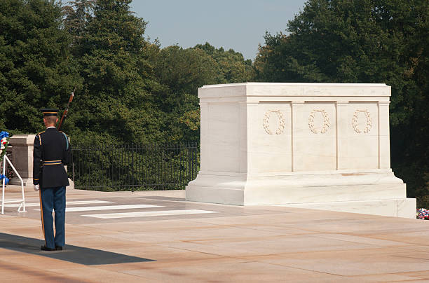 grabmal des unbekannten soldaten - tomb tomb of the unknown soldier arlington national cemetery place of burial stock-fotos und bilder