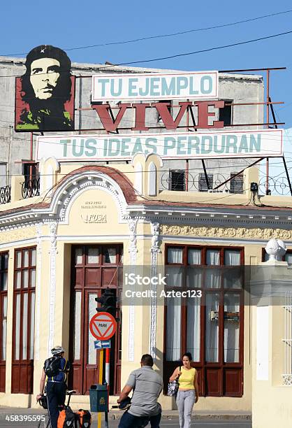 Che Guevara Póster En Cienfuegos Foto de stock y más banco de imágenes de Aire libre - Aire libre, Andar, Andar en bicicleta