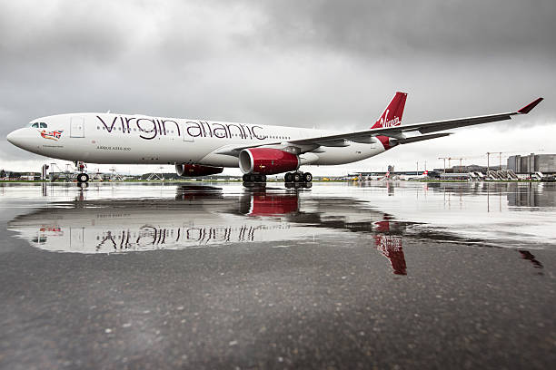 virgin atlantic airways airbus a 330-300 - virgin group photos et images de collection