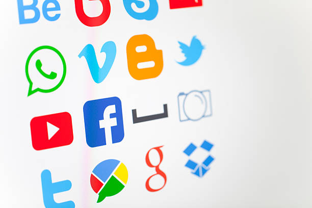 médias sociaux de vue de logos sur un écran d'ordinateur - behance photos et images de collection