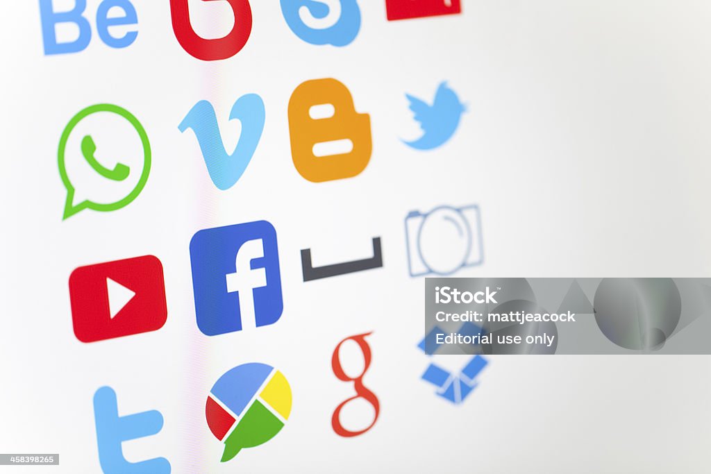 소셜 미디어 로고 컴퓨터 화면 - 로열티 프리 로고 스톡 사진