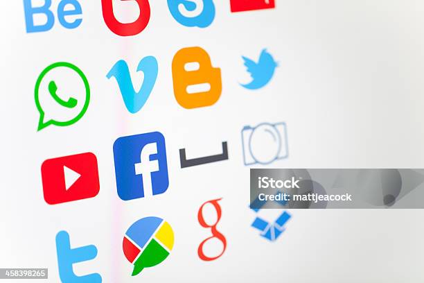 Социальные Медиа Логотипы На Экран Компьютера — стоковые фотографии и другие картинки Логотип - Логотип, Социальная сеть, GAFAM