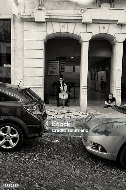 Hombre Tocando Violonchelo En Lisboa Foto de stock y más banco de imágenes de Aire libre - Aire libre, Blanco y negro, Calle