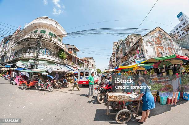 Foto de A Agitada Cena De Rua No Camboja e mais fotos de stock de Arquitetura - Arquitetura, Asiático e indiano, Barraca de Mercado