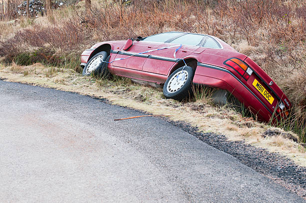 caído en un coche de borda - skidding bend danger curve fotografías e imágenes de stock