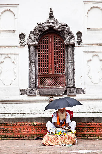 садху святой человек перед rajrajeshwari храм, в катманду. - india sadhu nepalese culture nepal стоковые фото и изображения