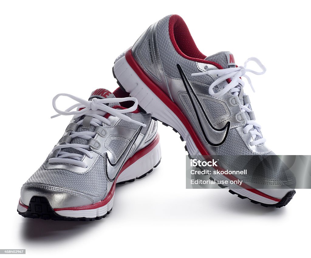 Nike Runnig scarpe su bianco - Foto stock royalty-free di Calzature
