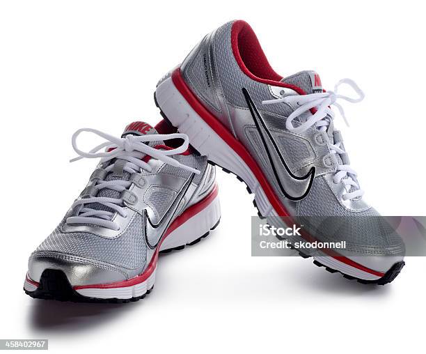 Nike Runnig Scarpe Su Bianco - Fotografie stock e altre immagini di Calzature - Calzature, Nike - Marchio di design, Affari
