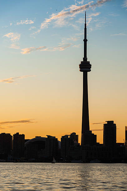 cn tower w toronto jezioro ontario waterfront silhouetted o zachodzie słońca kanada - toronto waterfront commercial dock canada zdjęcia i obrazy z banku zdjęć