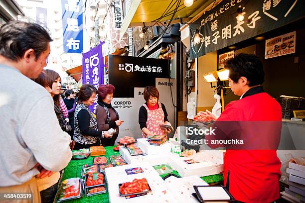 Foto de Fornecedores Atendendo Os Clientes O Mercado De Peixes De Tsukiji Tóquio e mais fotos de stock de Adulto