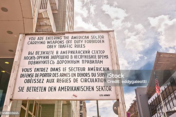 Foto de Antiga Fronteira Atravessar O Checkpoint Charlie Em Berlim e mais fotos de stock de Alemanha