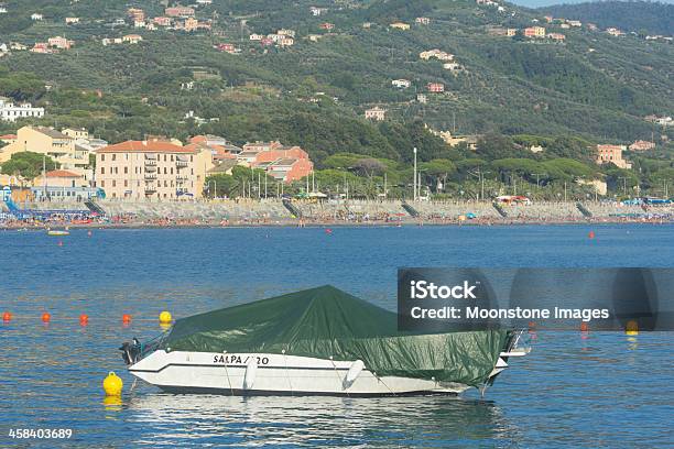 Photo libre de droit de Lavagna Sur La Riviera Di Levante Italie banque d'images et plus d'images libres de droit de Balise flottante - Balise flottante, Bateau de plaisance, Bateau de pêche