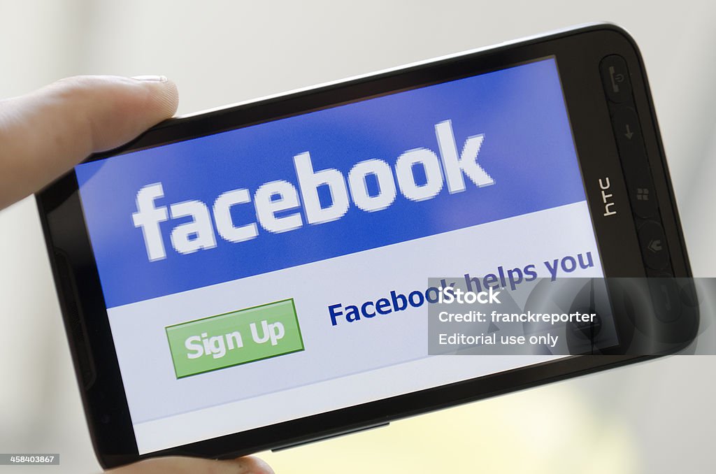 Facebook páginas web en smarthphone - Foto de stock de .com libre de derechos